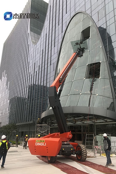 26米大型玻璃吸盘车出租应用于南站玻璃安装