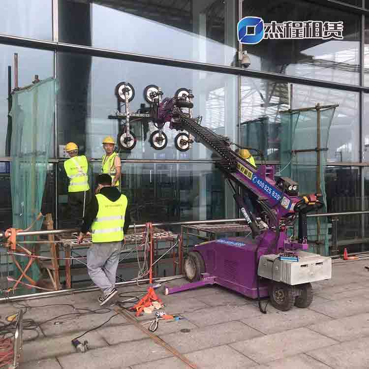 电动玻璃搬运车出租应用于广州南站玻璃安装搬运工程