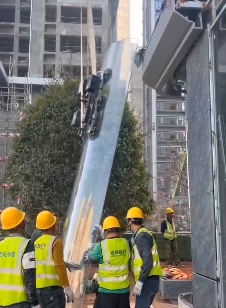 电动吸盘吊装弧形玻璃应用案例