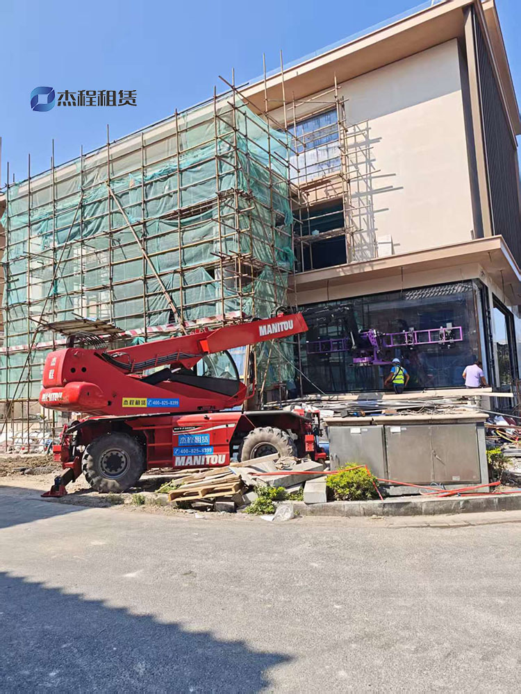 伸缩臂叉装车应用于近2吨重大玻璃安装