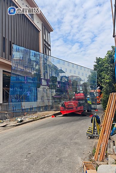 叉装车用于别墅区近2吨重大玻璃安装